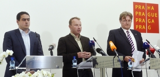  Miroslav Poche (uprostřed) uvedl, že pražští zastupitelé za ČSSD chtějí volit primátora již tento čtvrtek.