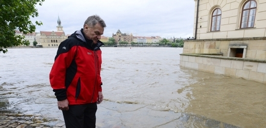 Odvolaný pražský primátor Bohuslav Svoboda se v neděli vydal na nábřeží okomentovat stavbu protipovodňové zdi.