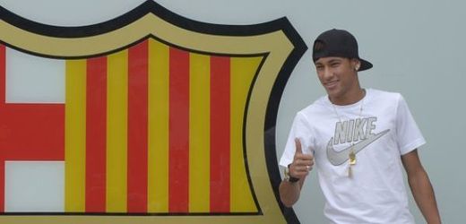 Brazilský talent Neymar už patří Barceloně.