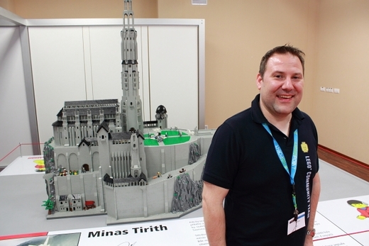 Jan Beyer z The Lego Company před několikametrovým modelem Minas Tirith z Tolkienovy Středozemě.