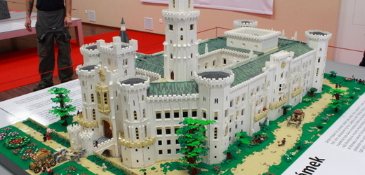 Oddělení hradů vévodil model zámku Hluboká, složený ze sta tisíc kostek.