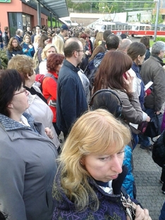 Cestující čekali na tramvaj na stanici Radlická.