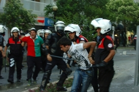 Zatýkání demonstrantů v Izmiru. 