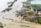 V Zálezlicích, které byly symbolem ničivých záplav v roce 2002, se protrhla rozestavěná hráz. Obec je odříznutá od okolního světa a voda stále stoupá.