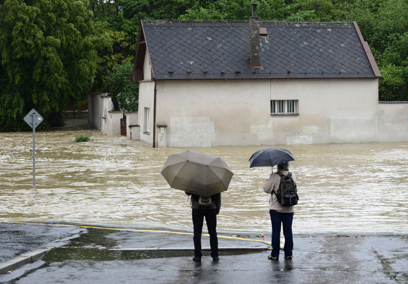 Hostivařské náměstí v neděli při povodních. Lokální záplavy tu způsobil rozvodněný potok Botič. (Foto: ČTK)