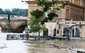 Novotného lávka musela být uzavřena stejně jako Karlův most kvůli hrozícímu zatopení. (Foto: ČTK)
