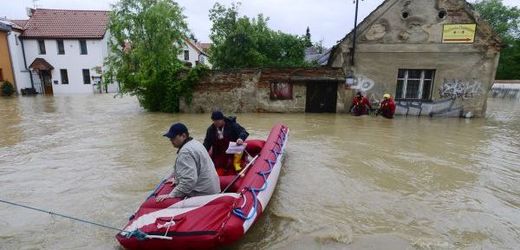Rozvodněný potok Botič zaplavil v neděli i okolí hostivařského náměstí. 
