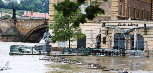 Novotného lávka musela být uzavřena stejně jako Karlův most kvůli hrozícímu zatopení. (Foto: ČTK)