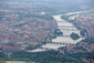 Pohled na centrum Prahy. Vltava ve městě kulminovala v úterý dopoledne, řeka se ale stihla na obou březích rozvodnit a napáchat značné škody.