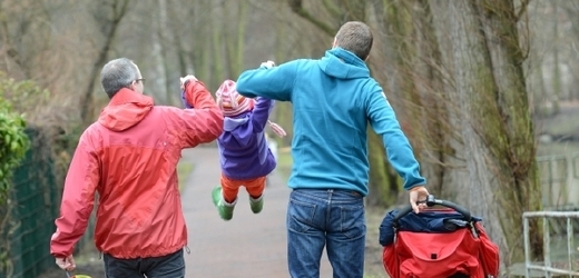 Třetina Čechů souhlasí s adopcí dětí homosexuálními páry (ilustrační foto).