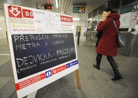 Metro tak nadále nejezdí na lince A v úseku Dejvická - Muzeum, na trase B mezi stanicemi Českomoravská - Smíchovské nádraží a na lince C v úseku Kobylisy - Muzeum.