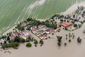 Rozvodněnou Vltavou zatopené Miřejovice u Kralup nad Vltavou. Vesnice byla zcela odříznuta od okolí. (Foto: ČTK)