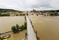 Jedinečný snímek liduprázdného Karlova mostu a rozbouřené Vltavy pod ním. (Foto: ČTK)