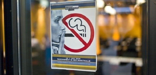 Zákaz kouření na veřejných místech platí ve stále více zemích.