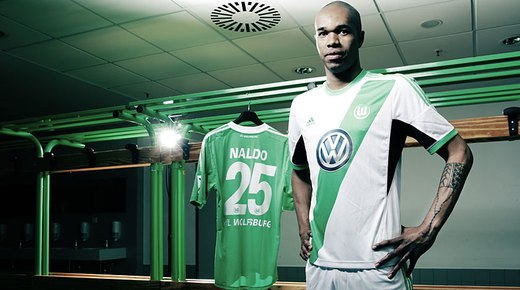 Tyto dresy Wolfsburgu budou oblékat i Češi Václav Pilař a Jan Polák.