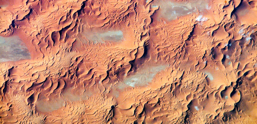 Snímek Mezinárodní vesmírné stanice zachycuje Saharu ve východním Alžírsku.