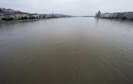 Dunaj v Budapešti. Napravo budova parlamentu.