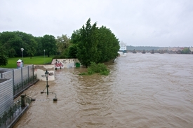 Zaplavená pražská Kampa.