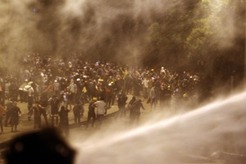 Násilné protivládní demonstrace se odehrávaly v tureckých městech i v noci.