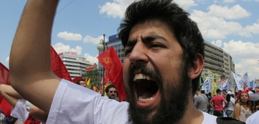 Do protestů v Turecku se zapojili i odboráři.