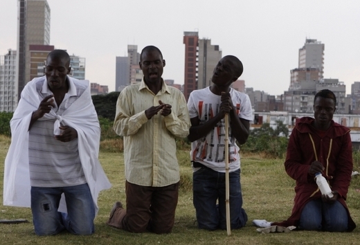 Jihoafričané se modlí za zdraví Mandely při jeho nedávné hospitalizaci.
