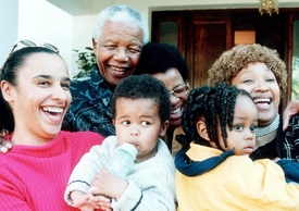 Mandela s částí rozvětvené rodiny roku 2000.