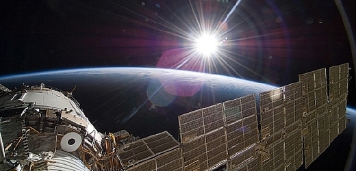 Mezinárodní vesmírná stanice (ISS), jejíž první modul byl do vesmíru vyslán na konci roku 1998.