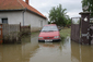 Snímky zatopených aut chodí z celé země. Fotografie z Dědibab na Mělnicku. (Foto: Jakub Stadler)