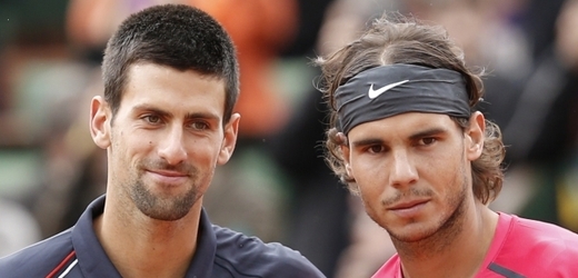 Novak Djokovič (vlevo) a Rafael Nadal se utkají o účast ve finále French open.