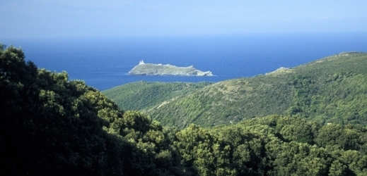 Korsika je pro své přírodní krásy oblíbeným cílem turistů (ilustrační foto)..