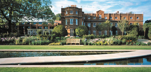 Hotelový resort The Grove v britském hrabství Hertfordshire, kde se jednání bude konat.