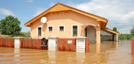 Nehlídané domy, ve kterých stojí voda, jsou lákadlem pro zloděje (ilustrační foto).