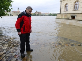 Bývalý primátor Bohuslav Svoboda sleduje rozvodněnou Vltavu.