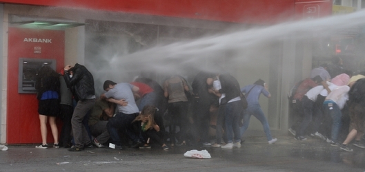 Turecká policie tvrdě zasahuje proti nespokojencům.