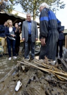 Prezident Miloš Zeman na návštěvě povodněmi postižených pražských Lahovic.