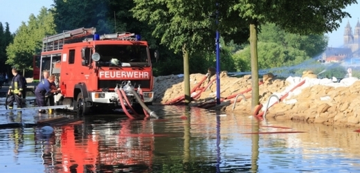 Do boje s povodněmi bylo v Německu zapojeno 70 tisíc hasičů a 11 tisíc vojáků.