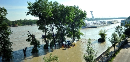 Rozvodněný Dunaj v Bratislavě.