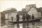 Povodeň v Libni v roce 1920, snímky z přívalových dešťů na počátku června 1913 zřejmě neexistují.