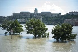 Po dosažení nedělního maxima ve výši 8,90 metru začal Dunaj v maďarském hlavním městě Budapešti klesat.
