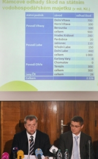 Ministr zemědělství Petr Bendl (vlevo) na tiskové konferenci o škodách způsobených záplavami.