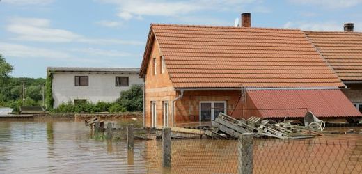 Proč se dál staví v záplavových oblastech? Řada obcí to prý nemá jak zakázat.