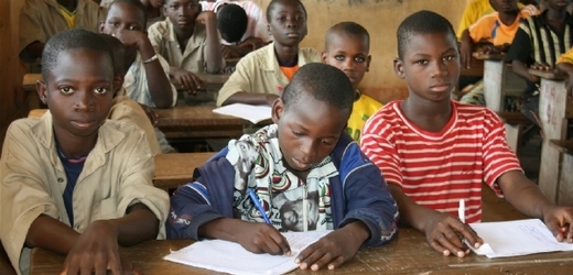 Obtížný přístup do školy mají hlavně děti v Africe. Vzdělání tam často závisí na západní pomoci (ilustrační foto).