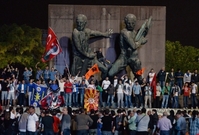 Turečtí demonstranti.
