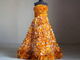 Zářivé oranžové šaty vyrobené z obalů od bonbonů M&M'S. (Foto: Ecouterre)