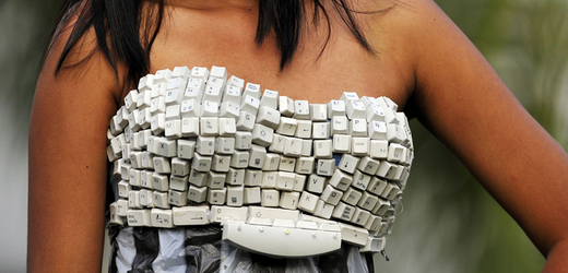 Klávesnice nemusí sloužit jen pro psaní. Při troše snahy z ní vytvoříte dokonce i dekolt na šatech. (Foto: Fashionably Geek)