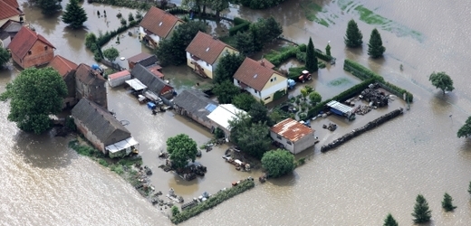 Energetická společnost ČEZ odpustí tři zálohové platby těm zákazníkům, kteří byli povodní zatopeni více než půl metru.