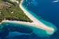 Pláž Zlatni rah (Zlatý roh) na ostrově Brač. Jde o největší ostrov Střední Dalmácie, měří asi 40 kilometrů. Najdete tu řadu letovisek s krásnými plážemi, mimo jiné například Bol, Splitska, Postira nebo Supetar. Trajektem se odsud pohodlně dostaneto do Splitu. Výhoda: ve vnitrozemí ostrova je mezinárodní letiště, takže se nemusíte bát neoblíbené cesty autobusem.