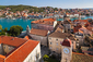 Starobylé městečko Trogir má asi 13 tisíc obyvatel a nachází se v srdci Dalmácie, zhruba 25 kilometrů západně od Splitu. Roku 1997 byl Trogir zapsán do seznamu světového dědictví UNESCO a najdete tu krásný přístav i mírné podnebí.