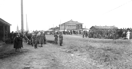 Čeští legionáři na nádraží v Čeljabinsku.