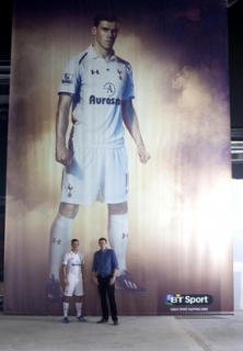 Garethovi Baleovi začíná být Tottenham malý.